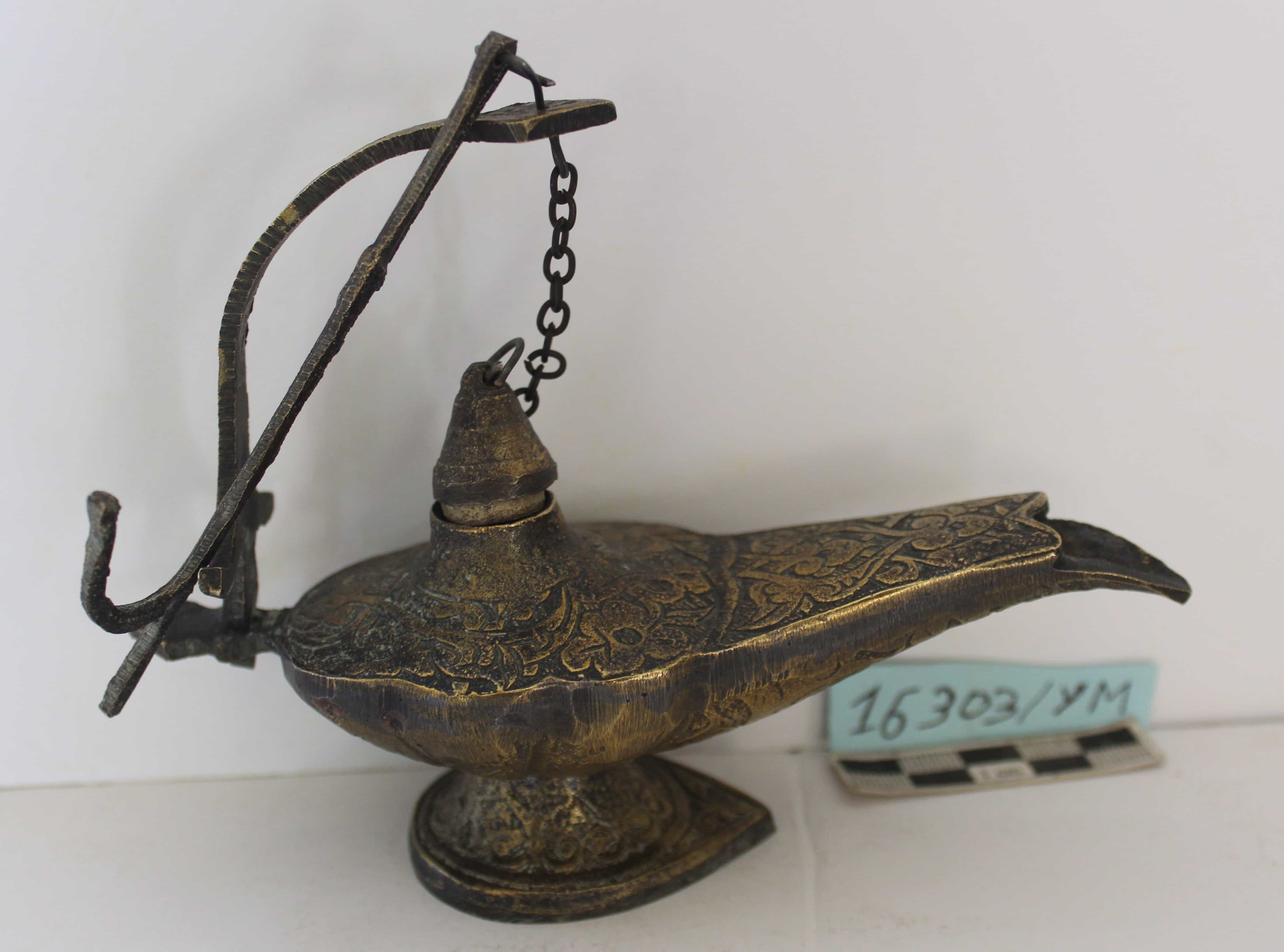 مصباح بزخارف نباتية ومعلق